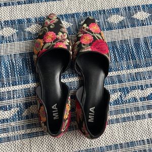 MIA POinted toe Embroidered black bouquet shoes